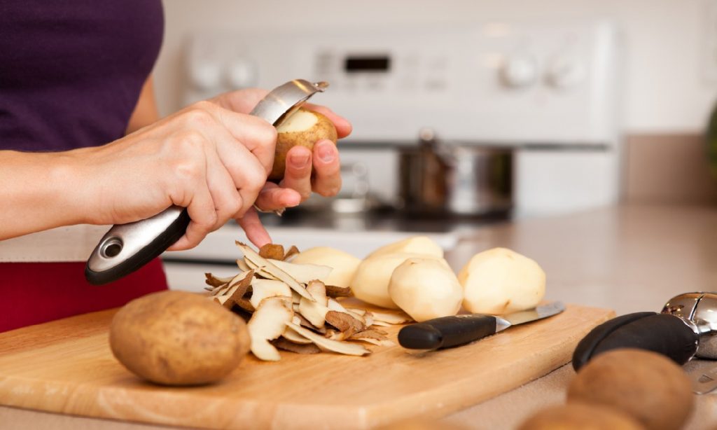 Safe To Use a Vegetable Peeler to Peel Fruits and Vegetables