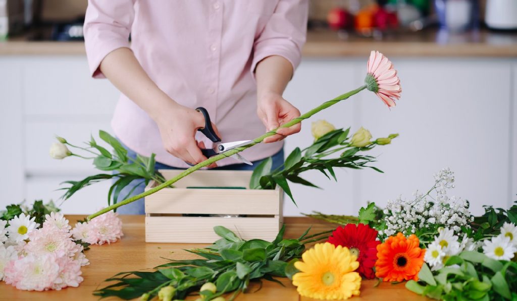 make floral gifts with a floral arranging kit
