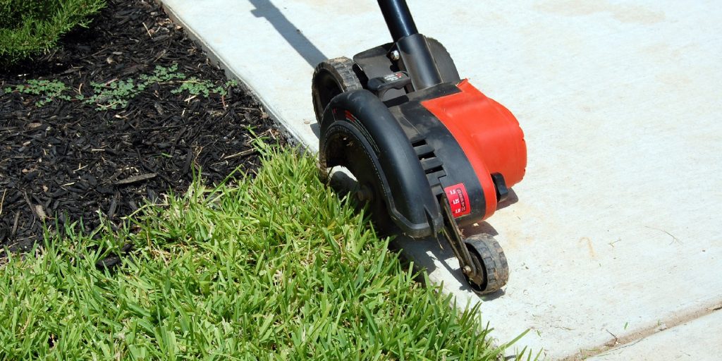 front-lawn-landscaping-ideas garden-gate Yard Edger in Action