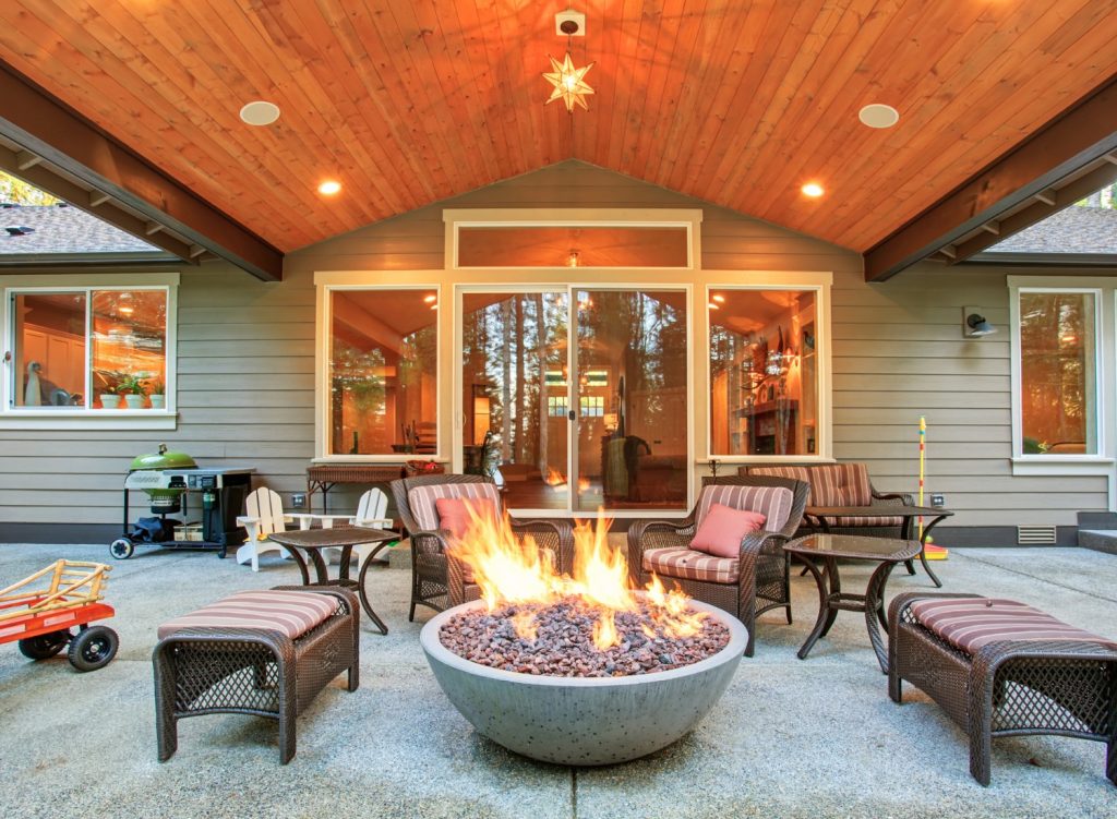 Outdoor fire pit